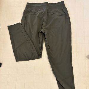 Athleta Trekkie North Jogger OLIVE Hiking Trail Stretch Pants Ankle Length